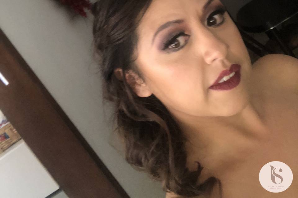 Maquillaje y peinado para dama