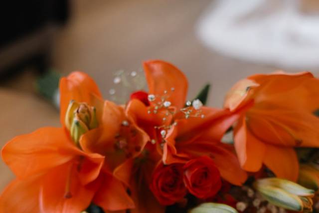 Anillos en una caja negra con flores