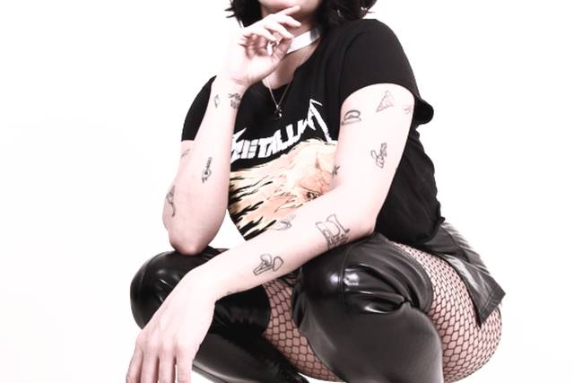 Chica posando sentada