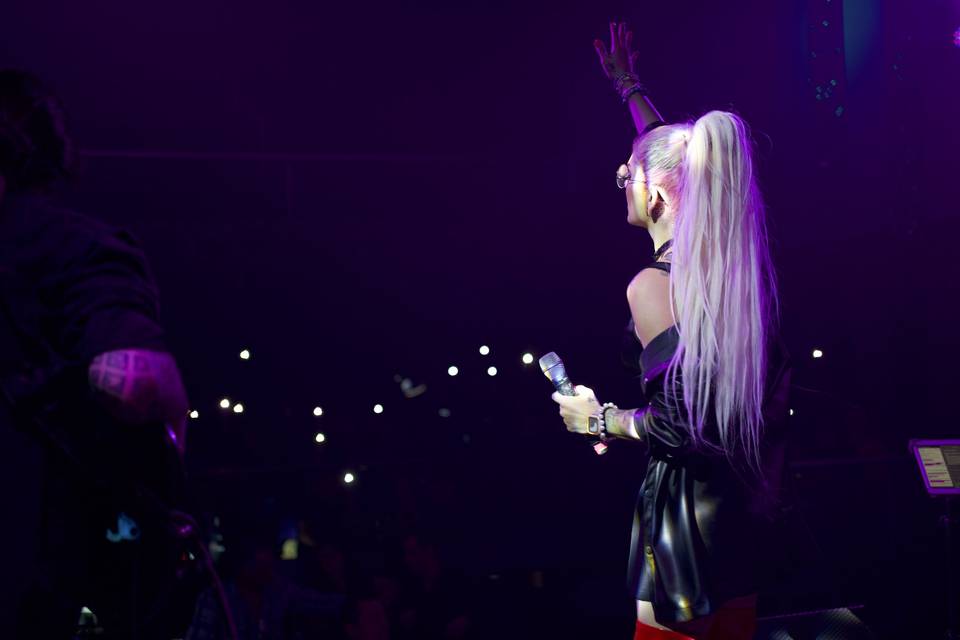 Cantante en el escenario