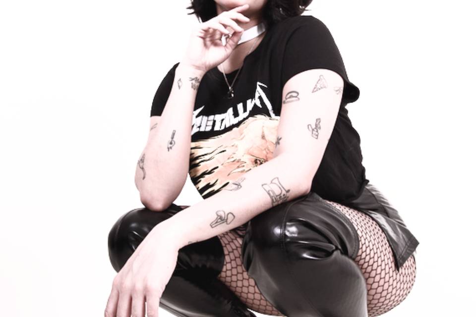 Chica posando sentada