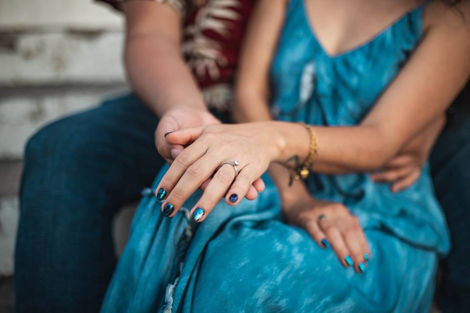 Mano de una mujer con un anillo