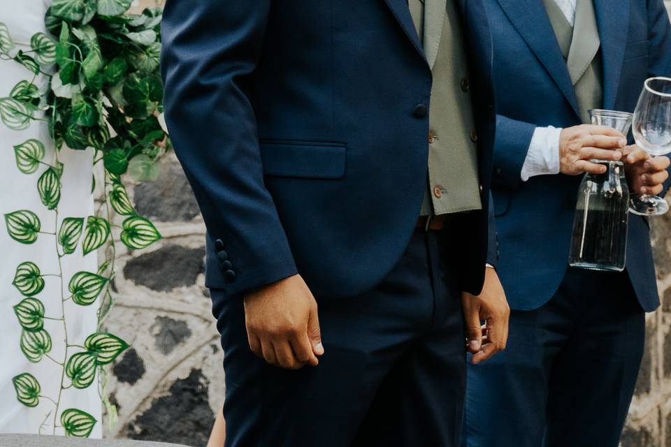 Novio esperando en altar