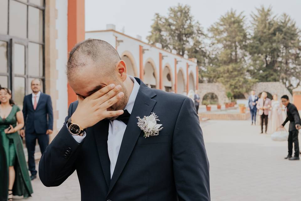 Novio esperando en altar