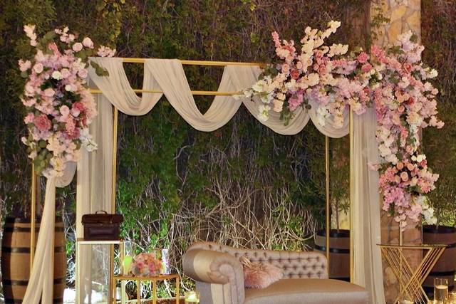 Sillón decorado con telas y flores