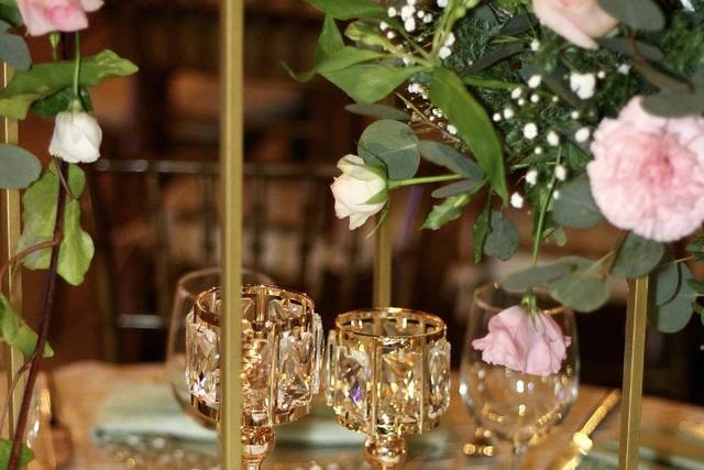 Decoración con copas doradas