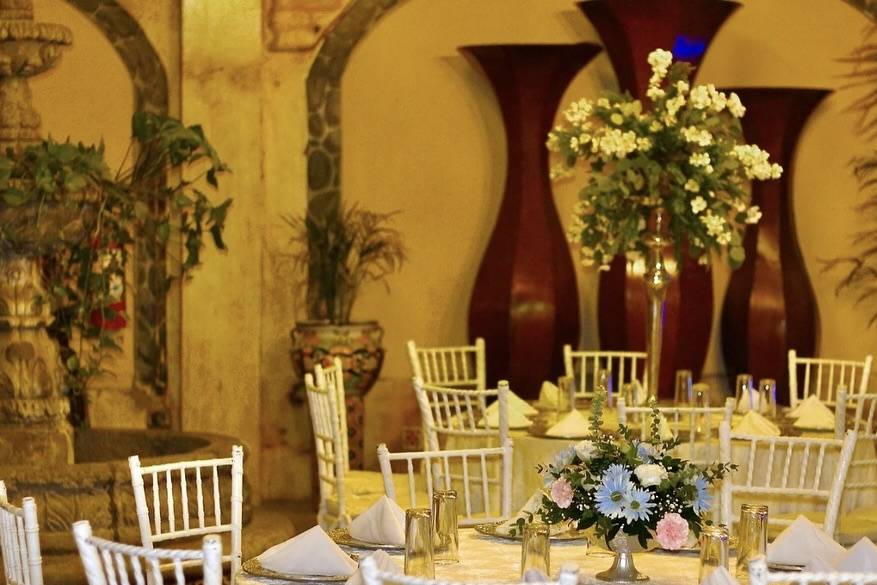 Mesas redondas con arreglos florales altos