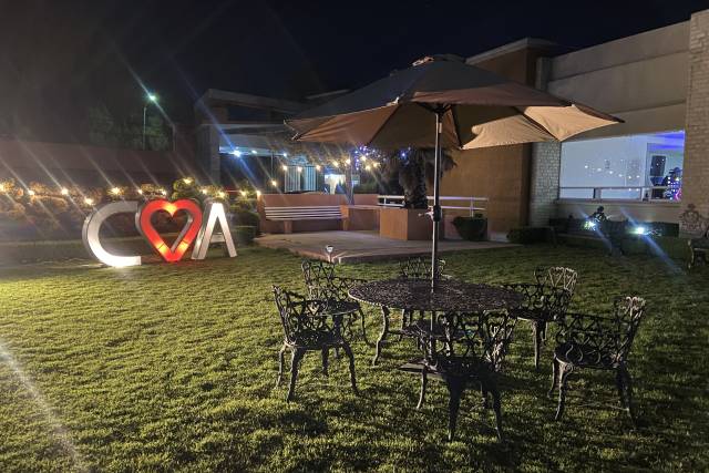 Jardín de noche