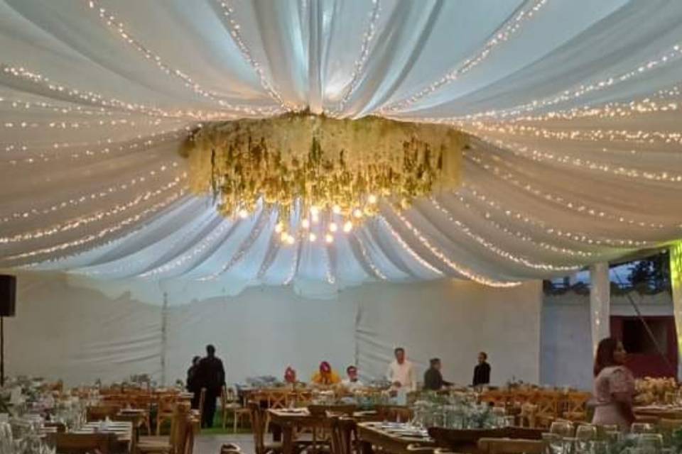 Decoración en carpa con luces