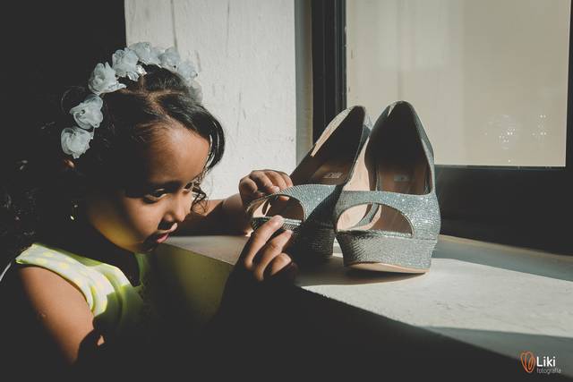 Niña observando zapatillas