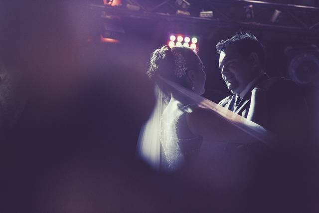 Novios bailando el vals