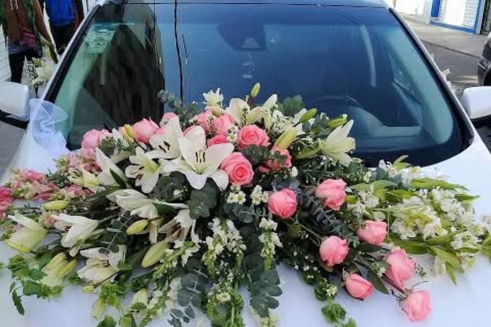 Arreglo floral de carro