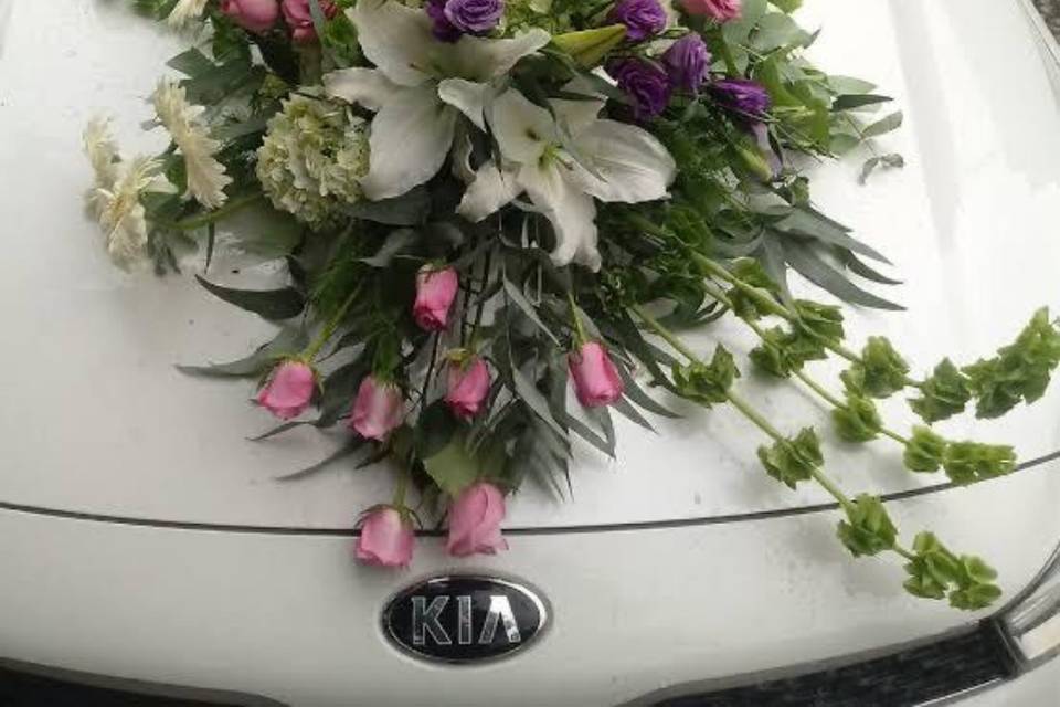 Arreglo floral de carro