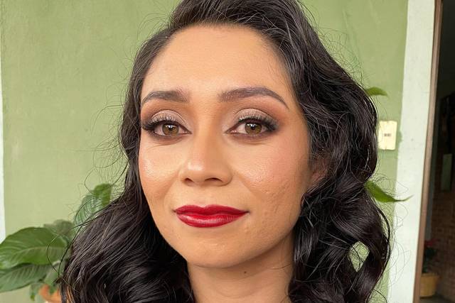 Mujer con labios rojos
