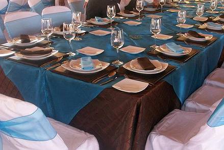 Sillas y manteles de colores