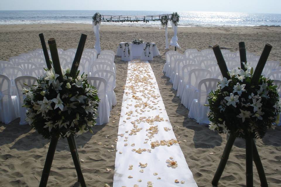 Ceremonia en playa de Ixtapa