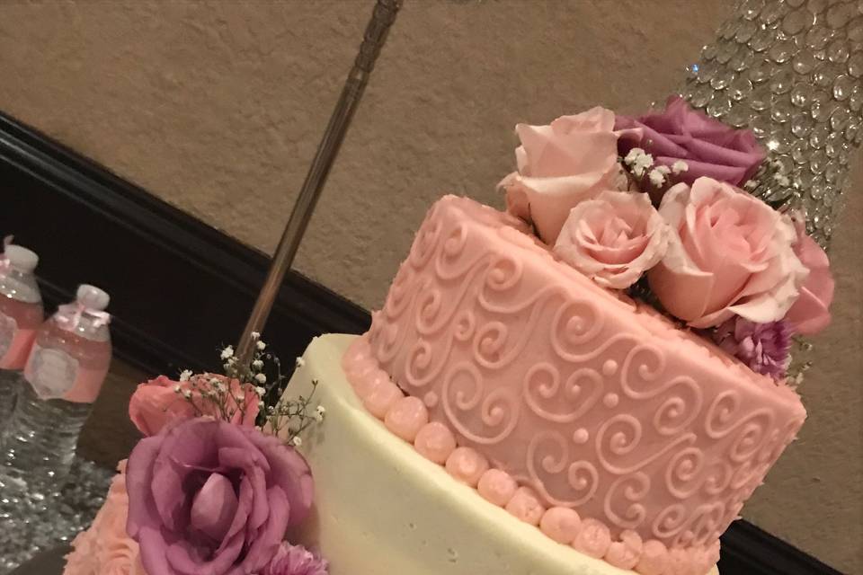 Pastel de boda rosa y dorado