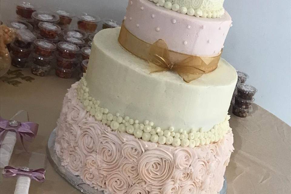 Pastel de boda rosa y dorado