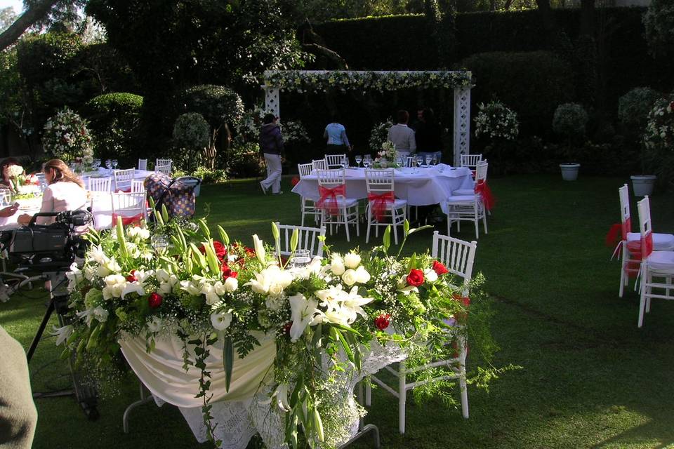 Mesa de novio en jardín