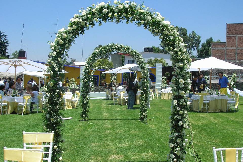 Arcos florales en jardín