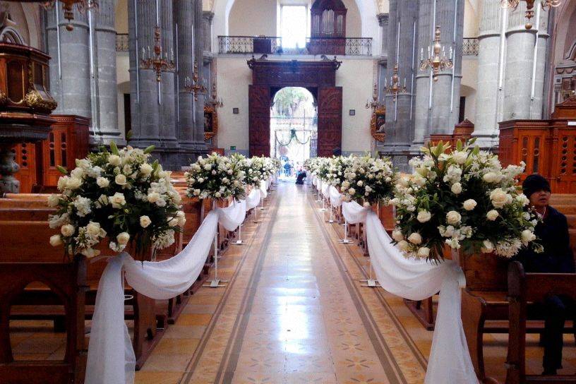 Pasillo de iglesia con tul