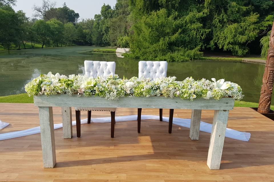 Mesa de novios blanca