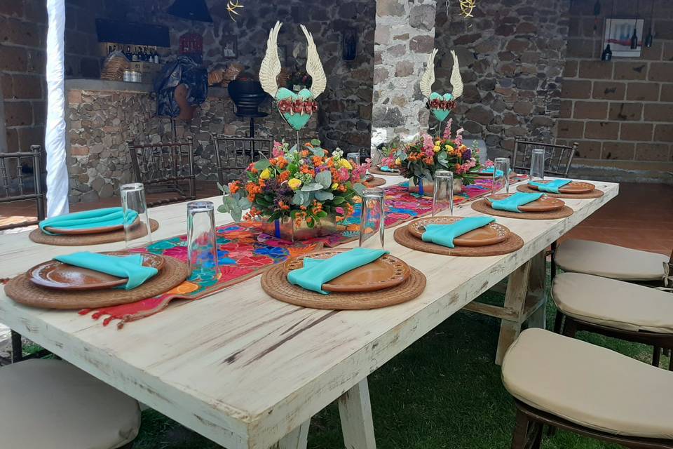 Mesa con decoración de colores