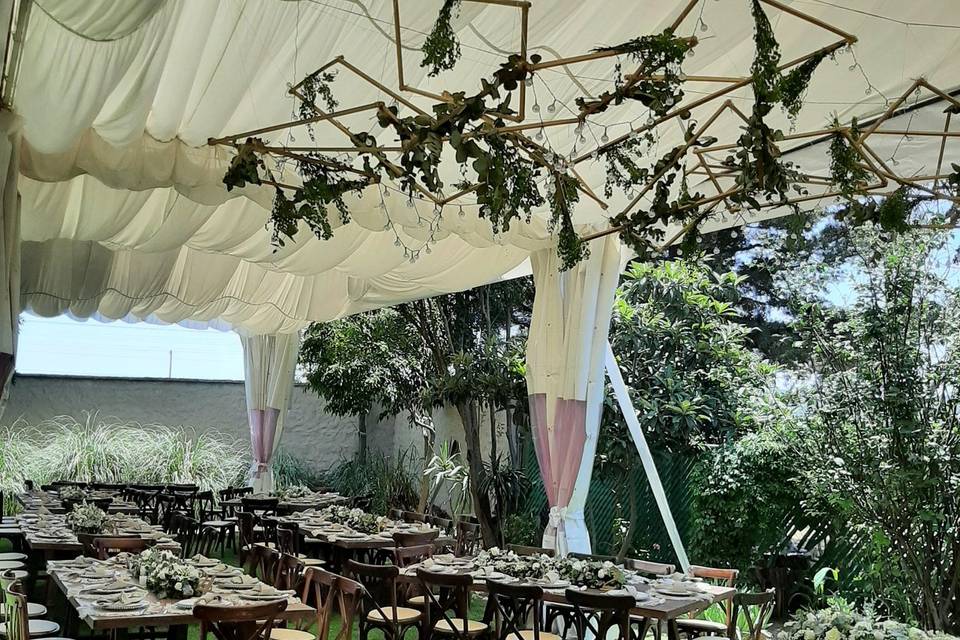 Pista de madera en un jardín con carpa