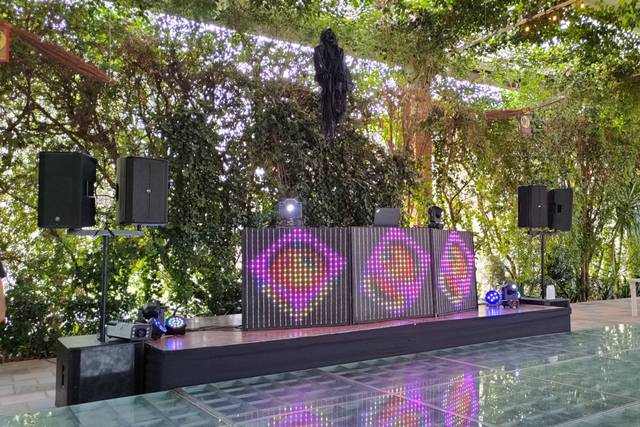 Cabina de DJ con bocina