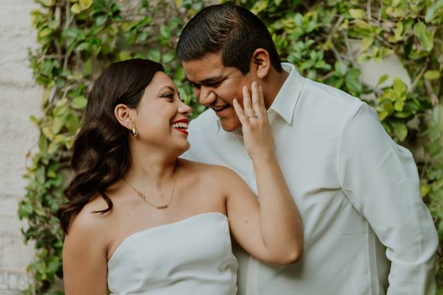 Novios sonriendo