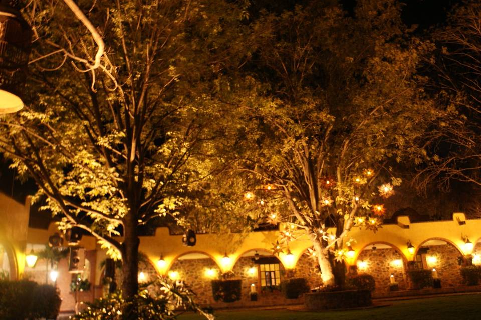 Iluminación ámbar y velas