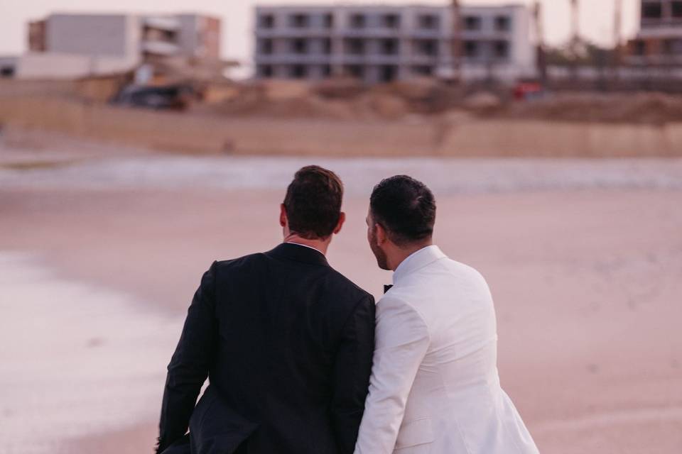 Novios caminando por la playa