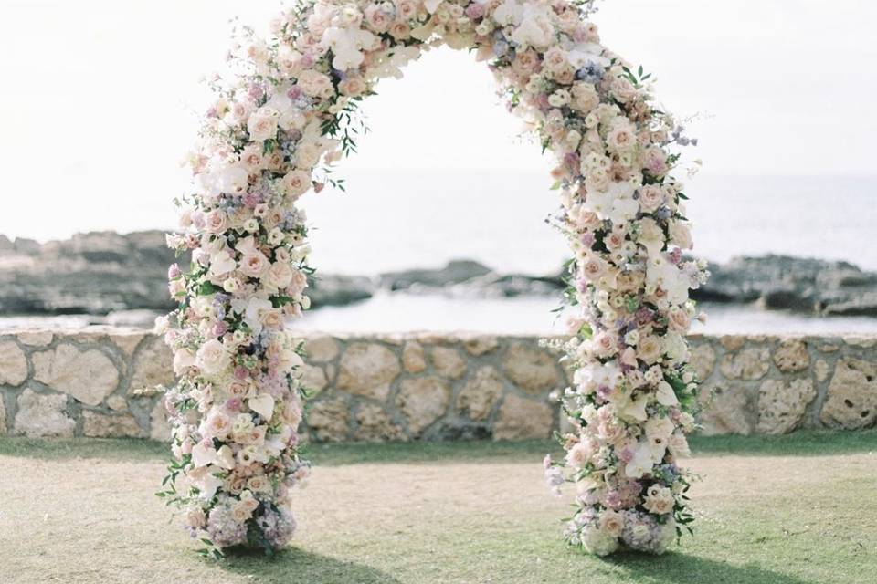 Arco de flores blancas