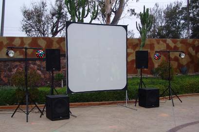 Equipo con pantalla gigante