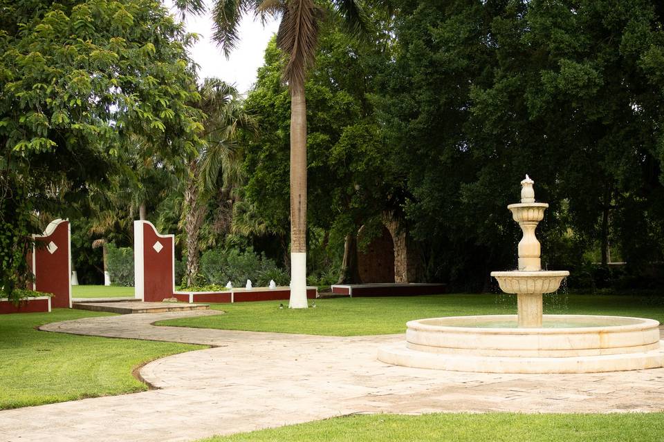 Fuente y jardín