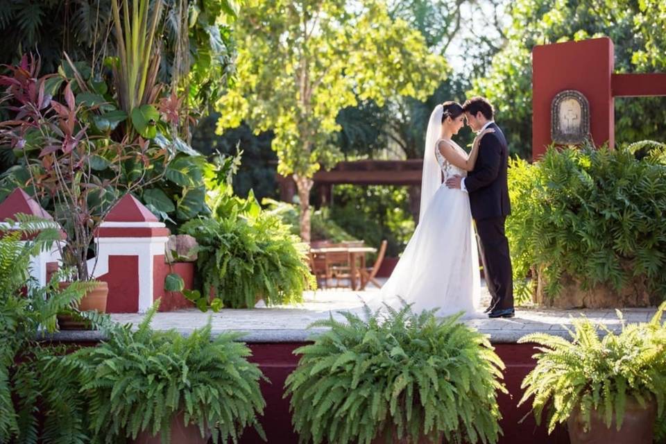 Pareja en área de piscina