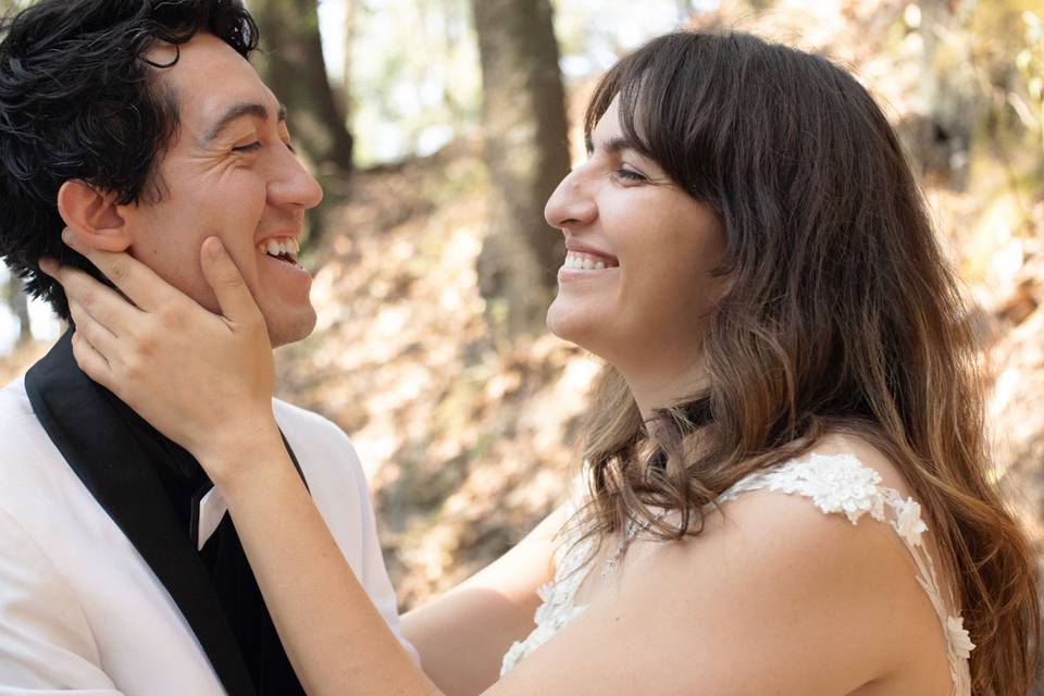 Novios riéndose