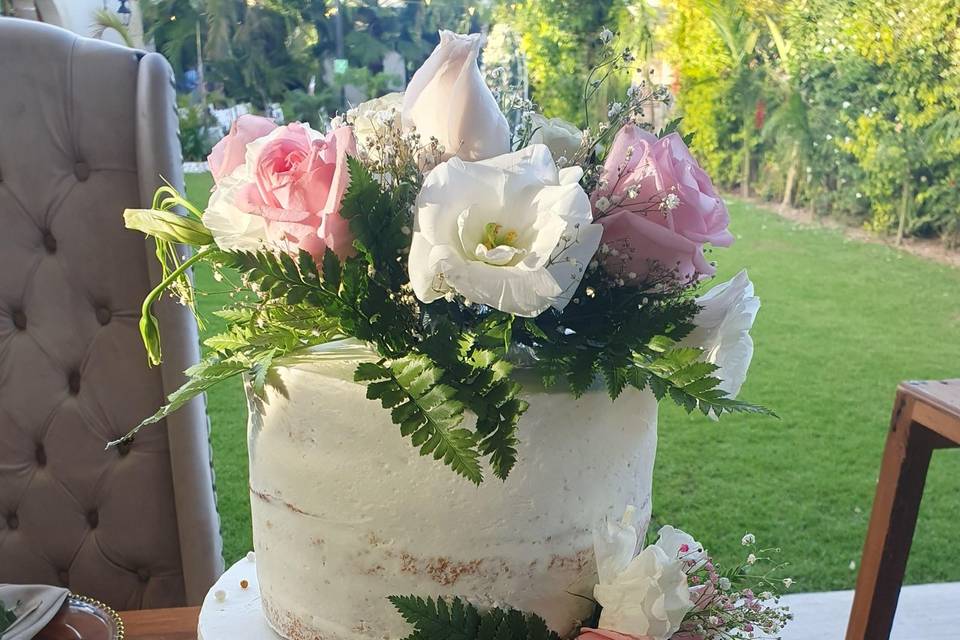 Naked cake con rosas