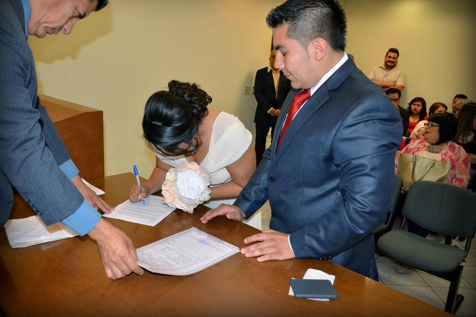 Firmando papeles en ceremonia