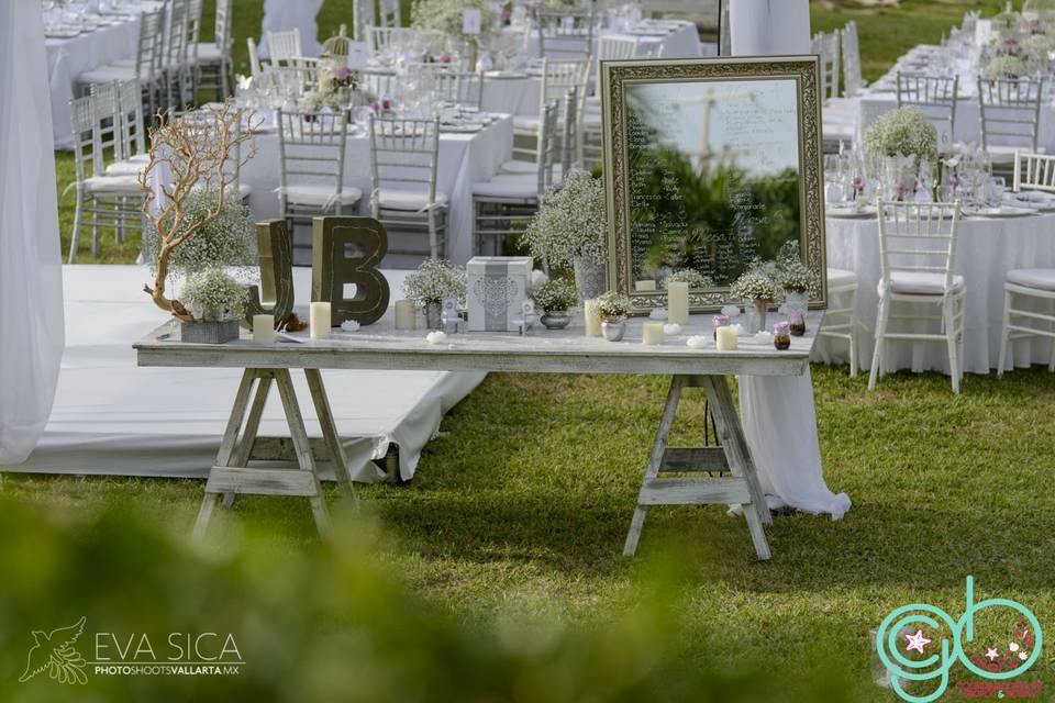 Detalles en mesa de recepción