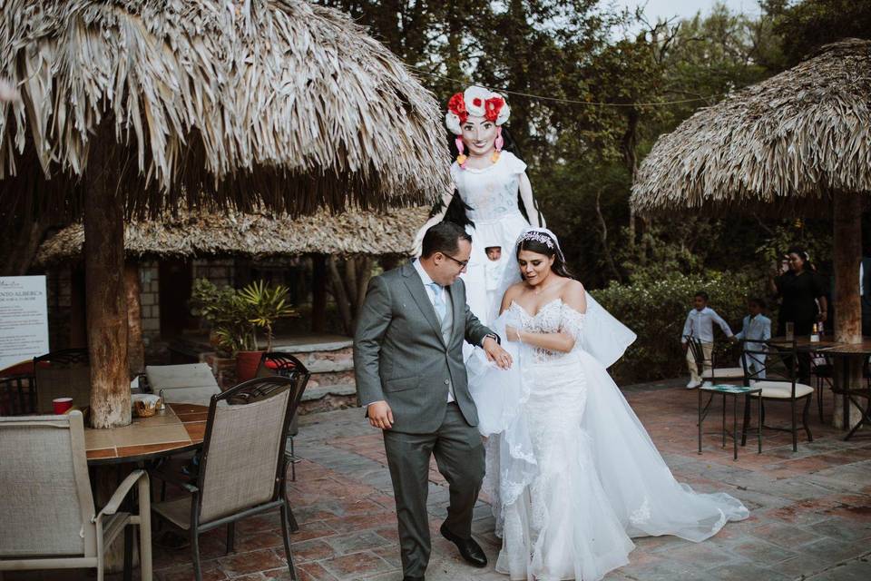 Novios y mojigangas