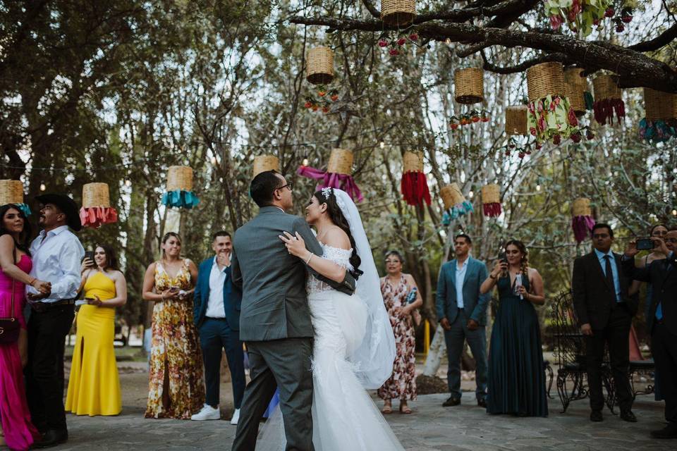 Novios bailando