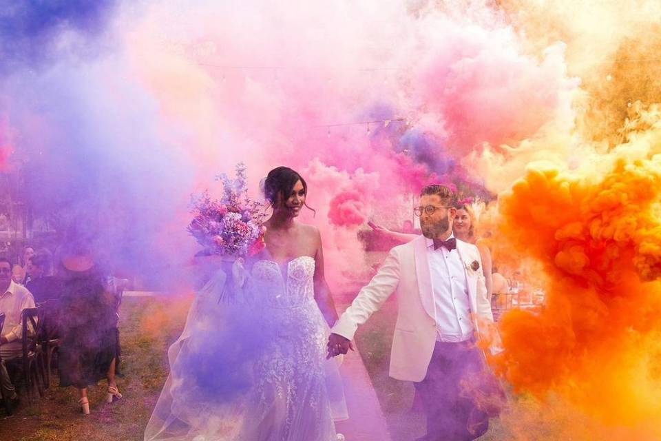 Boda con humo de colores