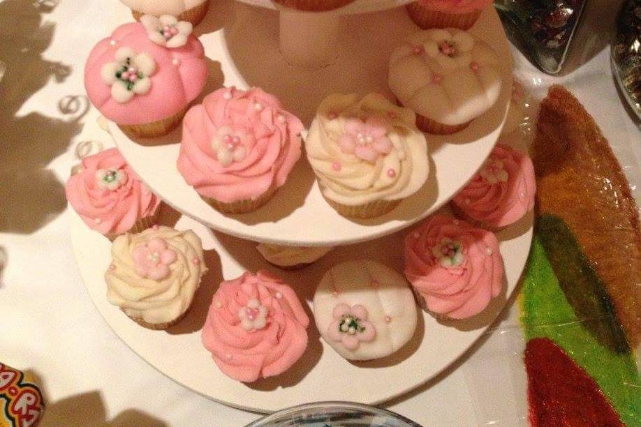 Torre de pastel y cupcakes