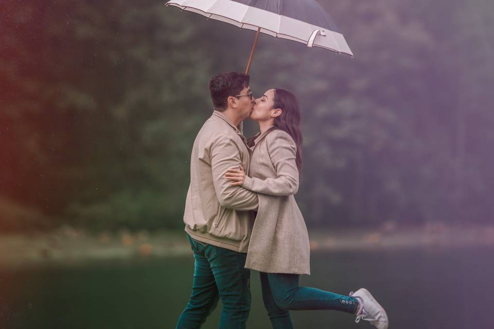 Beso bajo la lluvia