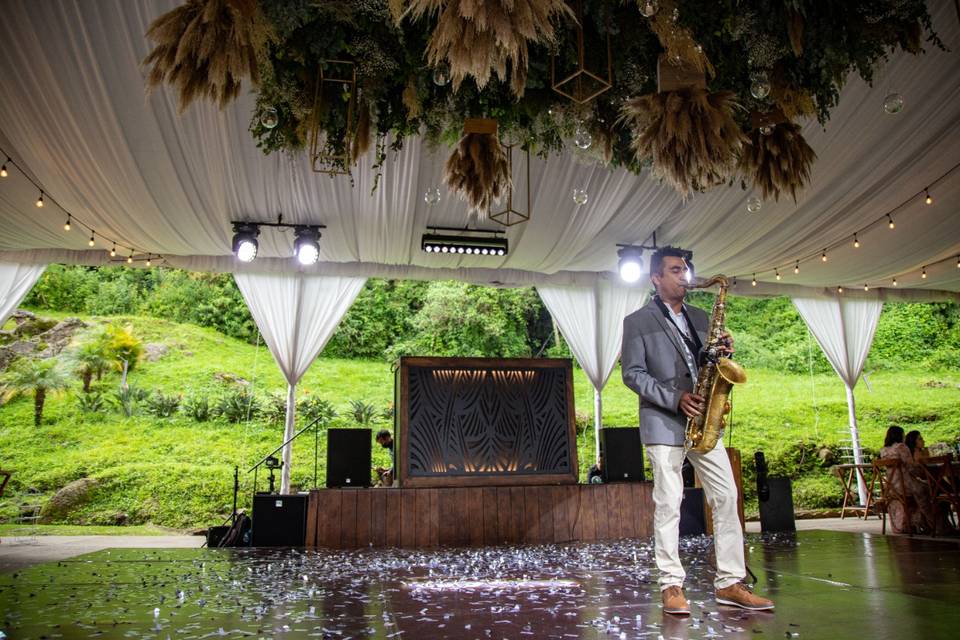 Boda jardin bajo la montaña