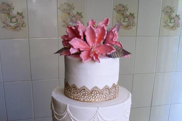 Pastel boda encaje dorado