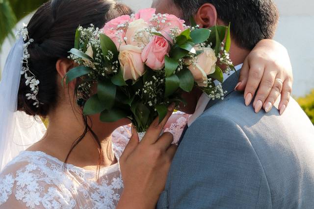 El beso entre los novios