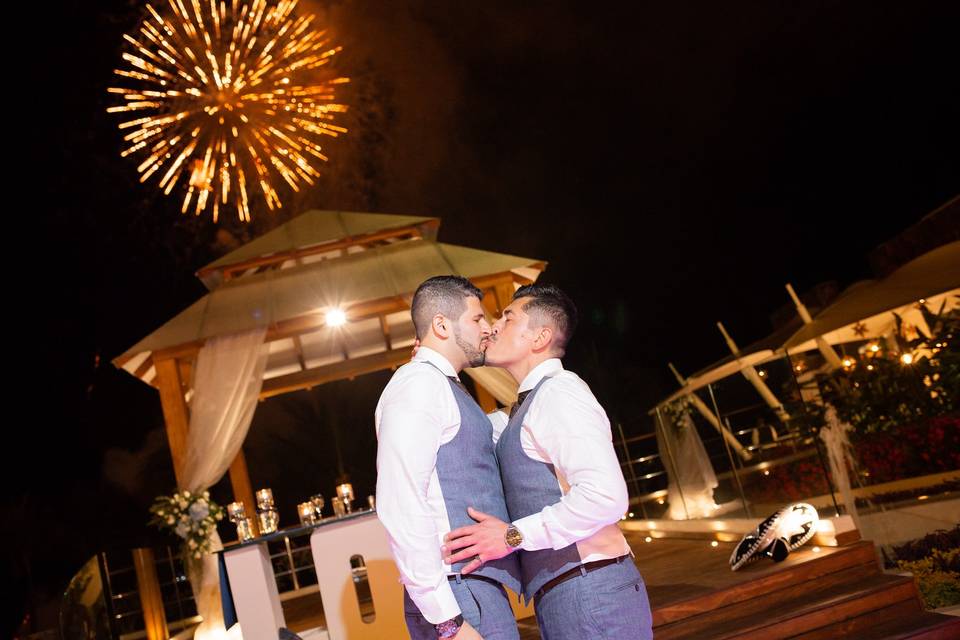 Beso con fuegos artificiales