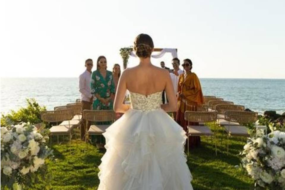 Novia de espaldas caminando hacia el altar